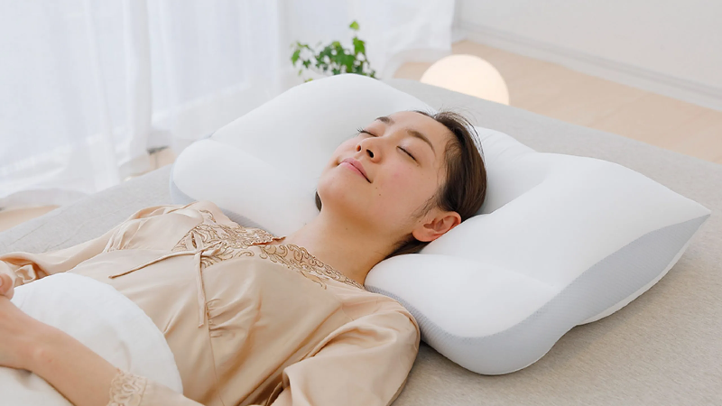 Nằm ngửa, thẳng lưng, đầu kê cao là tư thế ngủ tốt nhất sau khi nâng mũi