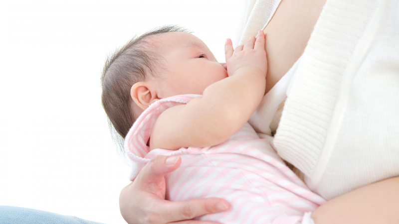 Hoàn toàn có thể cho con bú sau nâng ngực